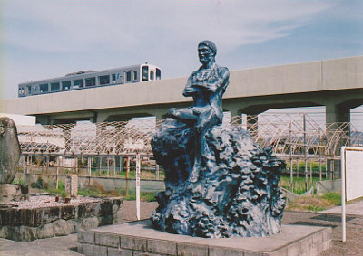 [無人島長平の像と墓]